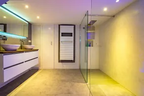Stylish Waterside Retreat ★ Walk to Train & Outlet - Image 4