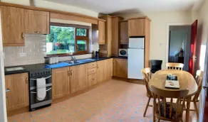 Lily's - 3 Bedroom Country Cottage with Large Garden - Image 2