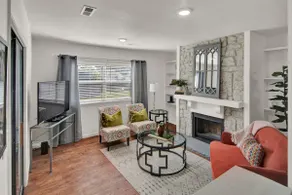 Condo centrally located and updated - Image 3
