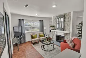 Condo centrally located and updated - Image 4