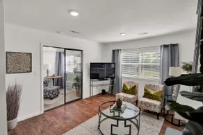 Condo centrally located and updated - Image 5