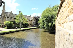 Cotswold House overlooking the river with parking - Image 2