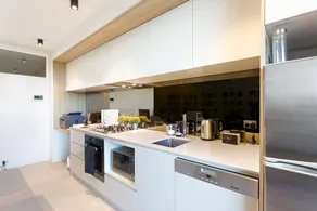 Luxury South Yarra Retreat: Pool, Gym, City Views - Image 2