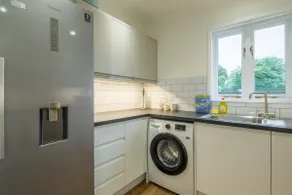 Lovely 1 Bed Apartment With FREE PARKING & Garden - Image 4