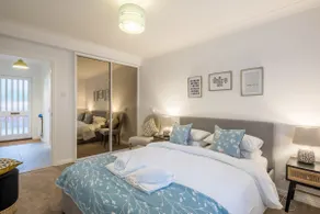 Lovely 1 Bed Apartment With FREE PARKING & Garden - Image 3