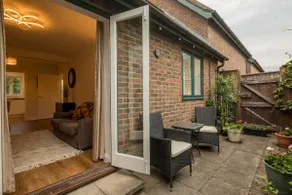 Lovely 1 Bed Apartment With FREE PARKING & Garden - Image 5