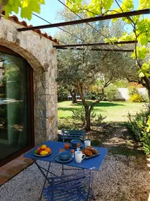 Nice stone cottage, large swimming pool and garden - Image 3