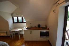 Studio annexe with double bed and kitchenette - Image 4