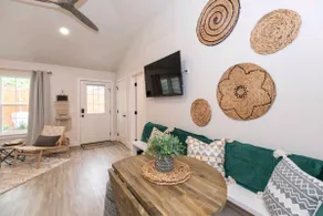 🪴HIDDEN HAVEN renovated King Bed studio W/garage 🍃 - Image 2