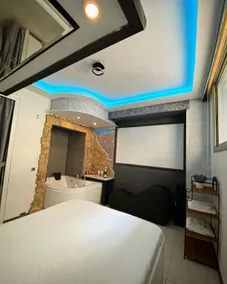 Apartment Suite with Jacuzzi and Cinema - Image 4