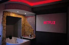 Apartment Suite with Jacuzzi and Cinema - Image 2