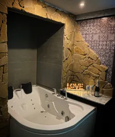 Apartment Suite with Jacuzzi and Cinema - Image 3