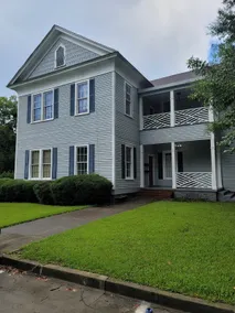 Lovely upstairs one bedroom with patio. - Image 2
