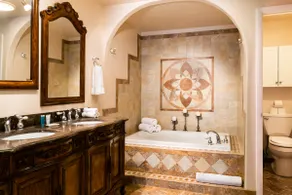 Cute 2 bed 2 bath suite w/ jetted tub & Kitchen - Image 4