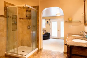 Cute 2 bed 2 bath suite w/ jetted tub & Kitchen - Image 5
