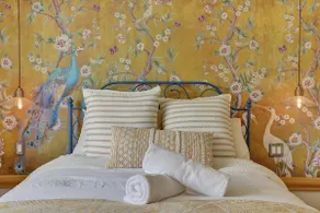 Victorian Boutique Apartment-Steps from Lakeshore! - Image 3