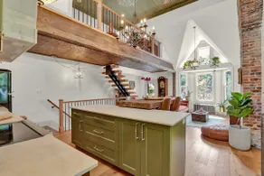 Victorian Boutique Apartment-Steps from Lakeshore! - Image 2