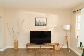 Modern home near San Jose airport - Image 4