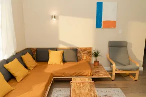 Modern home near San Jose airport - Image 2