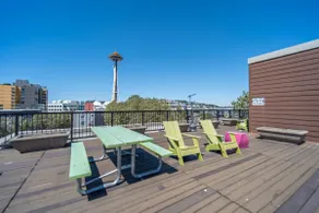 Lovely 2 Bed/Bath Penthouse w/ Space Needle Views - Image 2