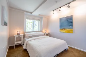 Lovely 2 Bed/Bath Penthouse w/ Space Needle Views - Image 4