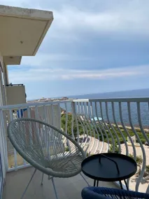 Sea View 3BR Apt| Balcony | Modern | Walk to Beach - Image 3
