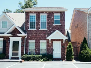 Lovely 2-Bedroom Condo with Outdoor Patio - Image 2