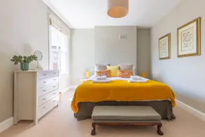 Luxuriously Designed 3 Bedroom Apartment in Clapham - Image 2