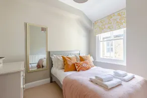 Luxuriously Designed 3 Bedroom Apartment in Clapham - Image 3