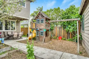 Spacious Walkable 4BR/3BA Free Parking, A/C! - Image 4
