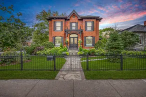 Luxurious Victorian Loft on the Doorstep of PEC - Image 3