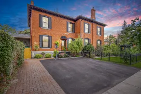 Luxurious Victorian Loft on the Doorstep of PEC - Image 2