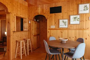 Cheerful 3-bedroom cottage with Indoor Fireplace - Image 5