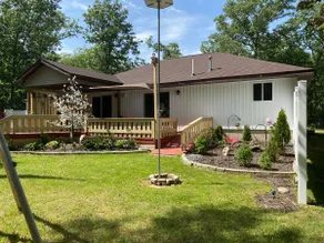 Relaxing home with backyard, deck and fire pit - Image 4