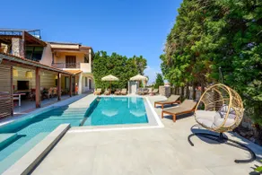 3 Roses Residence - Image 2