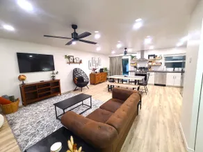 Beautiful, Cozy, Spacious- 3 mins to dwtn Oberlin - Image 2