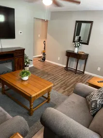 Cheerful 3-bedroom home with huge yard - Image 4