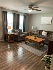 Cheerful 3-bedroom home with huge yard - Image 3