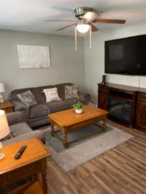 Cheerful 3-bedroom home with huge yard - Image 2