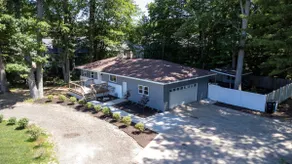 Cozy home 2 miles from town; walk to Ivy House! - Image 2