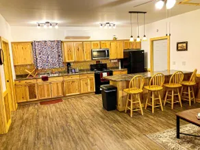 Whistle Stop Bunkhouse with garage parking & patio - Image 5