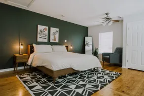 Newly furnished, 5min to lake, 15 min to DT. - Image 3
