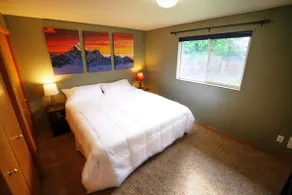 Cozy 3-bedroom home w/fireplace and outdoor patio - Image 3