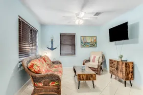 Coastal 3 Bedroom Island Bungalow Minutes to Beach - Image 3