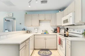 Coastal 3 Bedroom Island Bungalow Minutes to Beach - Image 4