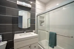 Uptown Oakland Stylish 2BR | Parking + Near Shops & Dining - Image 5