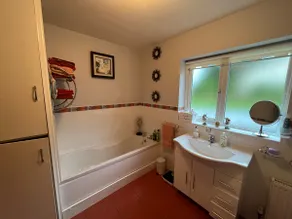 Ideally located 3 bedroom bungalow - Image 3