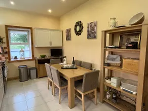 Ideally located 3 bedroom bungalow - Image 2