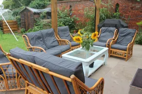 Bungalow with large secure garden. - Image 3