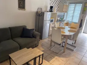 Cheerful townhouse with free parking - Image 4